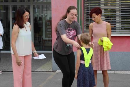 Sprejem prvošolke pred šolo